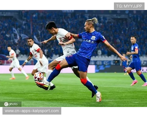 朱辰杰禁区内头球解围,截断马莱莱在反击中的传中路径 朱辰杰禁区内头球解围,截断马莱莱在反击中的传中路径